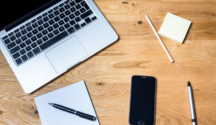 Laptop und Smartphone auf dme Schreibtisch, Foto: Colourbox