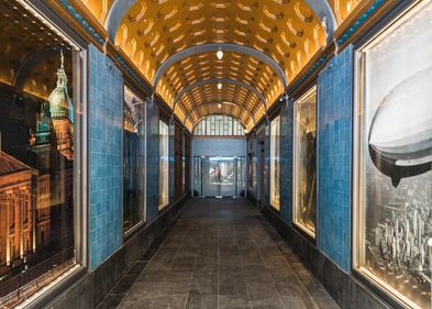 Hier geht's zum Alumni-Treffen: Der Eingangsbereich des Zeppelinhauses in der Nikolaistraße, wo sich seit 2019 das Institut für KMW befindet. (Foto: privat) Hier geht's zum Alumni-Treffen: Der Eingangsbereich des Zeppelinhauses in der Nikolaistraße, wo sich seit 2019 das Institut für KMW befindet. (Foto: privat)